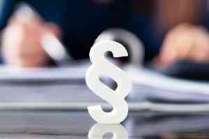 © Andrey Popov - stock.adobe.com Paragraph vor Aktenmappe